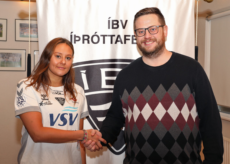 Krístín Erna og Daníel Geir Moritz, formaður knattspyrnudeildar ÍBV.