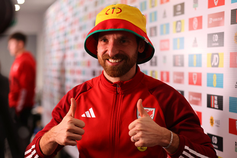 Joe Allen með fyndinn hatt.