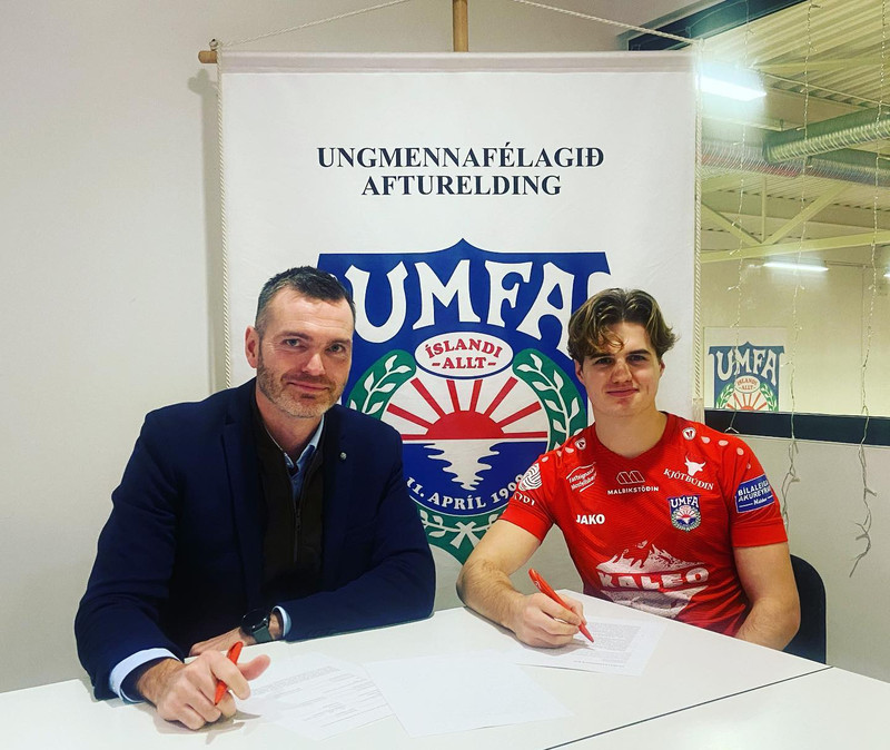 Hjörvar við undirskrift. Gísli Elvar Halldórsson formaður meistaraflokksráðs er við hlið Hjörvars.