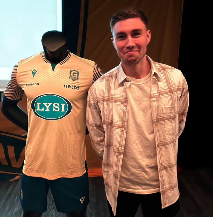 Landsliðsmaðurinn Daníel Leó Grétarsson sem spilar með Slask Wroclaw í Póllandi var á aðventukvöldinu í gær og er hér með nýja búningnum.