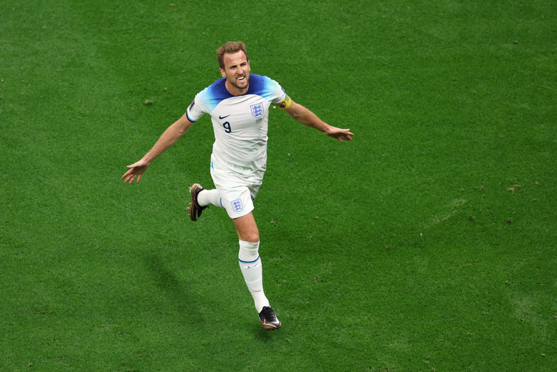 Harry Kane fagnar fyrsta markinu af mikilli innlifun