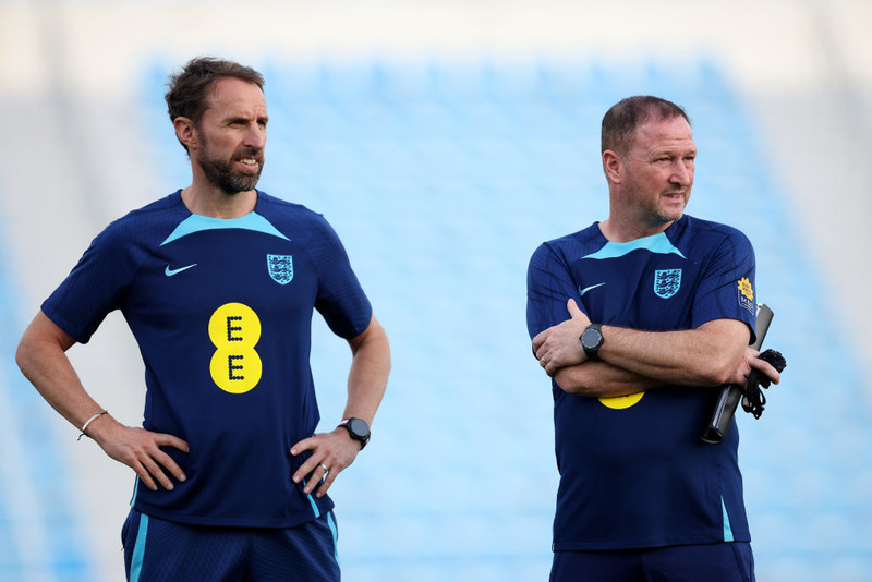 Steve Holland (til hægri) ásamt Gareth Southgate á landsliðsæfingu hjá Englandi.