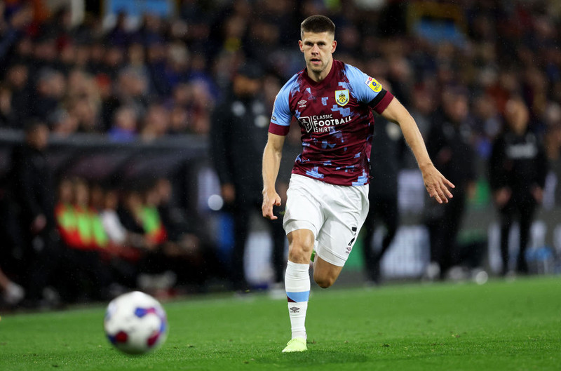 Jóhann Berg í leik með Burnley. Hann átti fínar rispur gegn Blackpool en boltinn vildi ekki inn