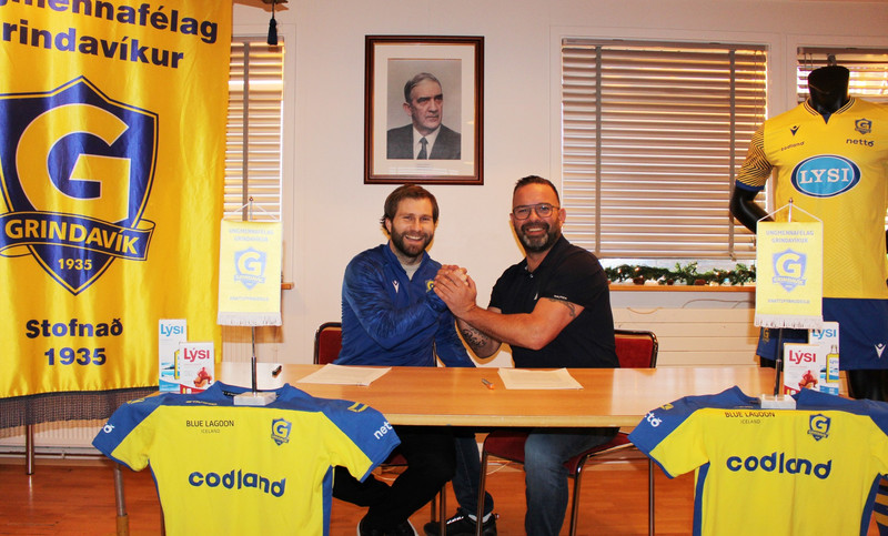 Óskar Örn handsalar samninginn við Grindavík í dag.