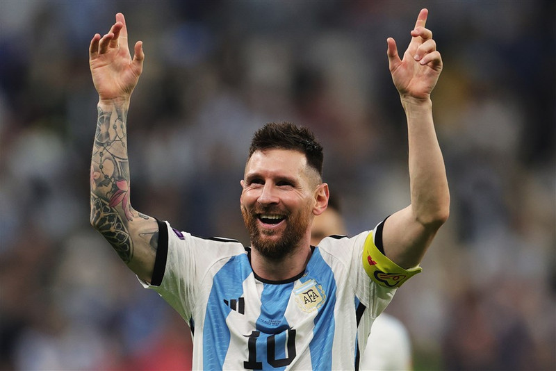 Messi braut 100 marka múrinn í nótt