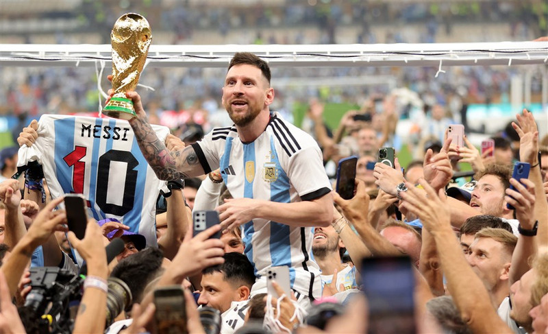 <b>4. Lionel Messi, Argentína, heimsmeistari 2022</b> - Honum tókst það! Skoraði tvö mörk í úrslitaleiknum klassíska gegn Frökkum. Skoraði alls sjö mörk á mótinu og leiddi Argentínu til síns fyrsta heimsmeistaratitils síðan Maradona gerði það 1986.