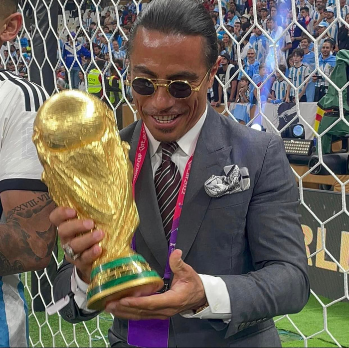 Salt Bae snerti styttuna en það er ekki leyfilegt samkvæmt reglum FIFA