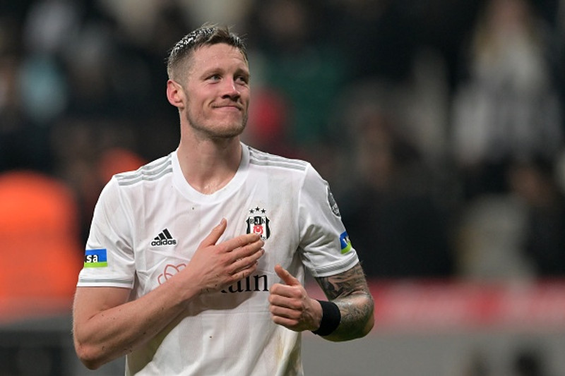 Weghorst er hjá Besiktas á lánssamningi frá Burnley.