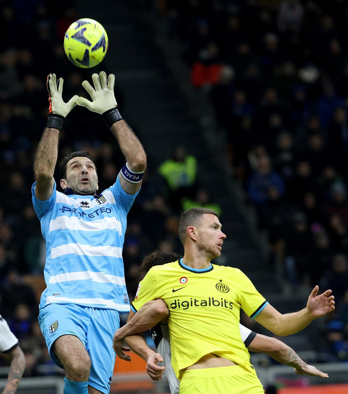 Buffon verður 45 ára í þessum mánuði en hér hefur hann betur í einvígi við Edin Dzeko