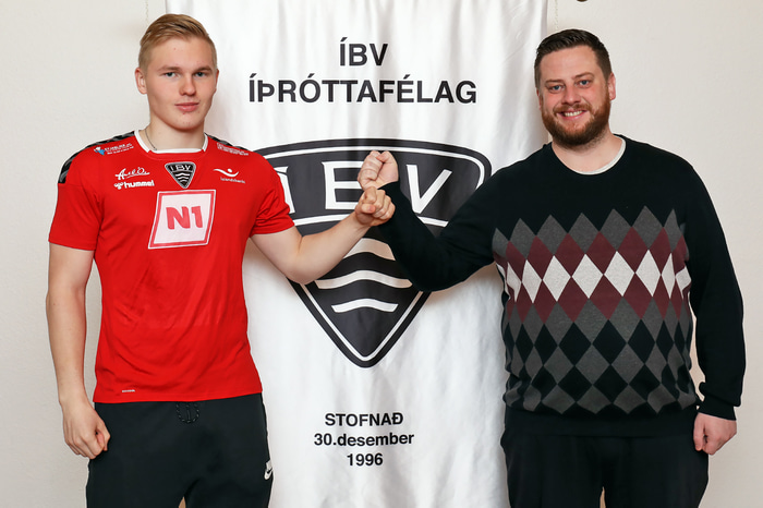 Með Jón Kristni á myndinni er Daníel Geir Moritz, formaður knattspyrnudeildar.