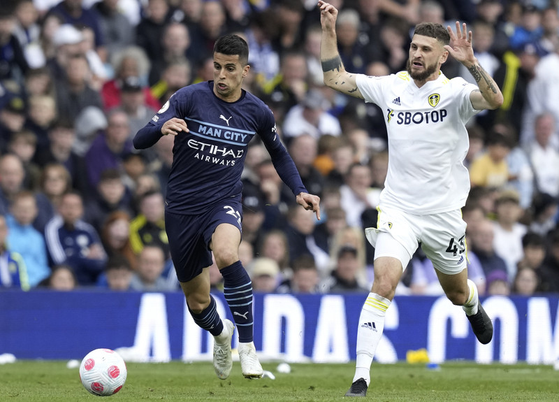 Klich í baráttunni við Joao Cancelo.