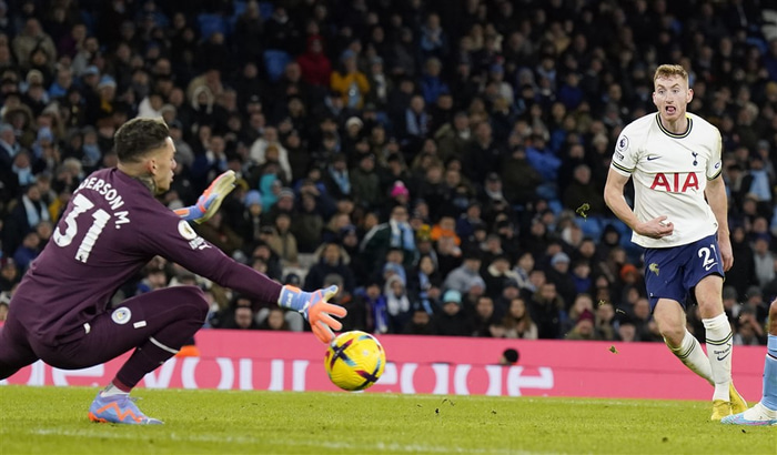 Dejan Kulusevski kom Tottenham yfir eftir mistök frá Ederson