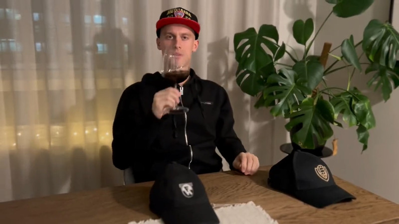 Adam hafði val, og valdi Val.