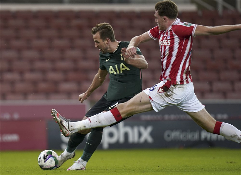 Souttar í leik með Stoke gegn Harry Kane og félögum í Tottenham.