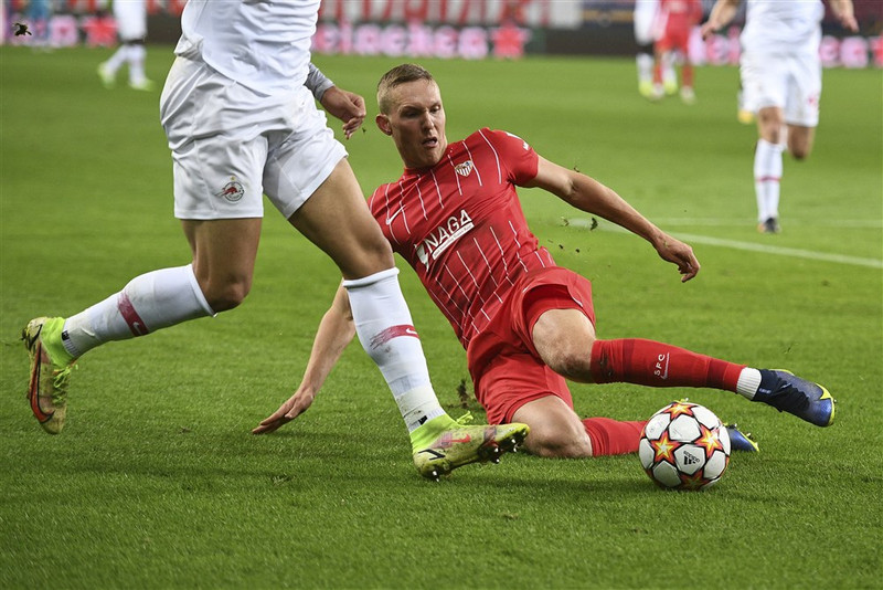 Augustinsson á 27 leiki að baki fyrir Sevilla.