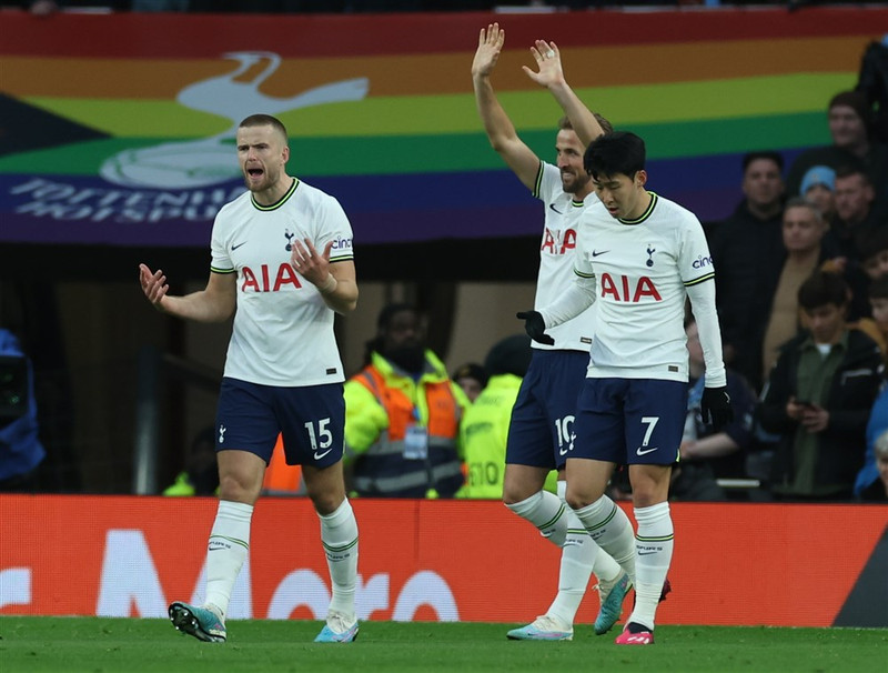 Tottenham fagnar marki.