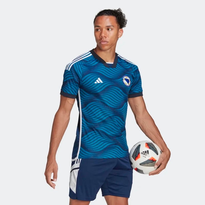 Endar það svo að Bosnía/Herzegóvína spilar aldrei í nýju geggjuðu adidas búningunum?