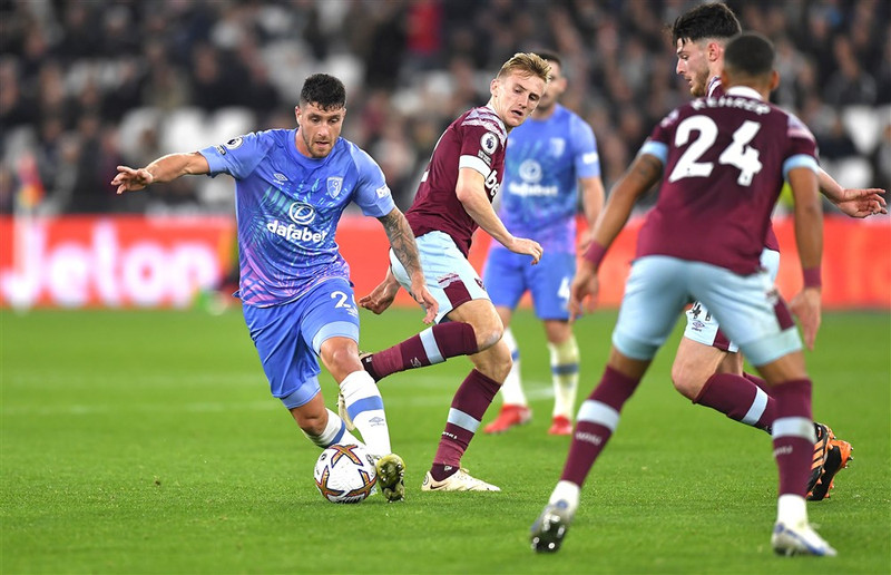 <b>Miðvörður: Marcos Senesi – Bournemouth</b>, Argentínumaðurinn hefur komið flottur inn í enska boltann og steig vart feilspor þegar Bournemouth vann óvæntan 1-0 sigur gegn Liverpool.