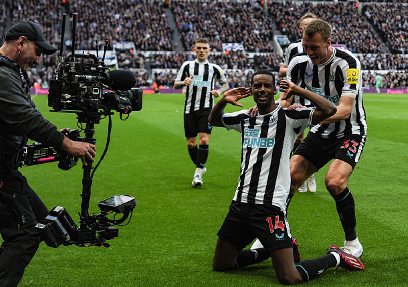 <b>Sóknarmaður: Alexander Isak – Newcastle</b>, Eftir markaþurrð vann Newcastle 2-1 gegn Úlfunum. Alexander isak skoraði í leiknum en þessi 23 ára sænski sóknarmaður hefur verið mikið meiddur á tímabilinu. Hann var hinsvegar frábær í þessum leik.