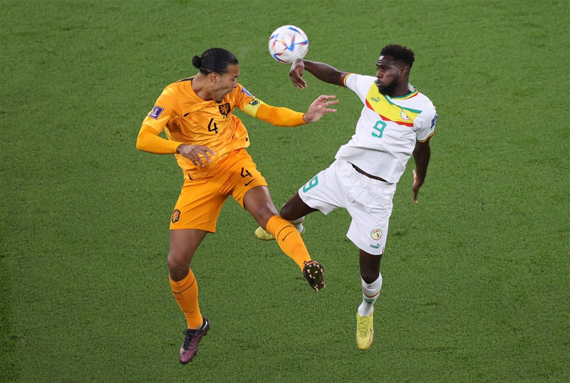 Ndiaye í baráttu gegn Virgil van Dijk á HM.