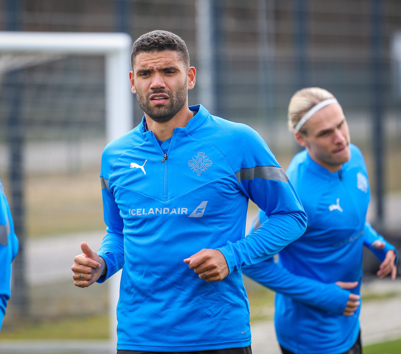 Guðlaugur Victor verður í hægri bakverði.