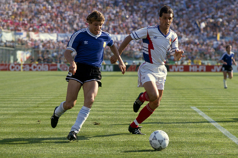 Hadzibegic (til hægri) í baráttunni við Caniggia í argentínska landsliðinu á HM 1990.
