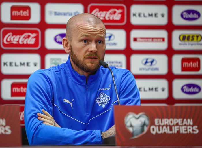 Aron Einar Gunnarsson á fréttamannafundi í kvöld.
