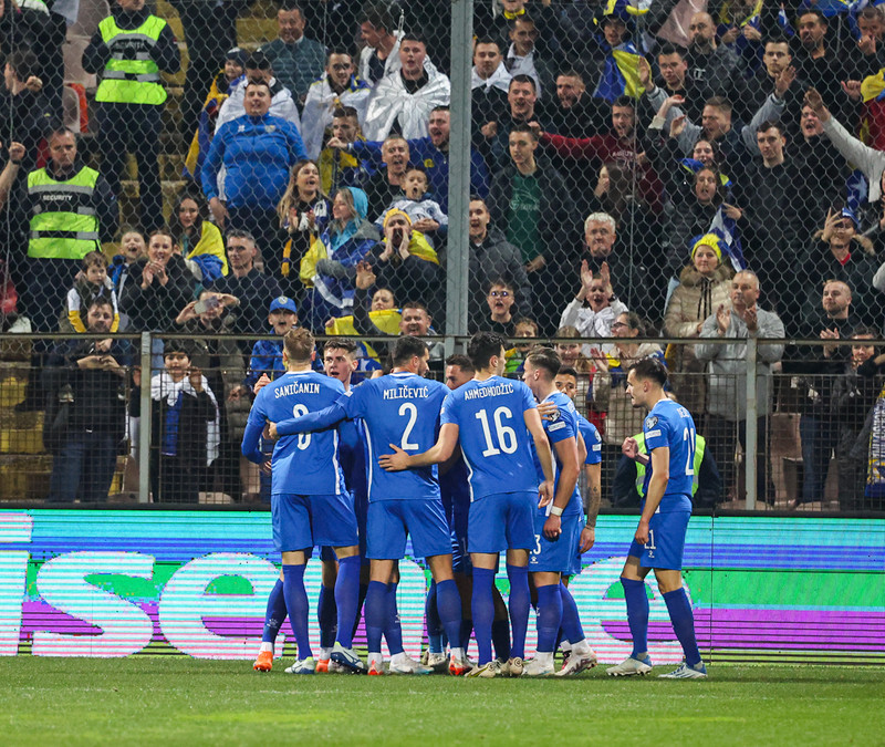 Rade Krunic skoraði mark Bosníu en hér fagnar liðið markinu