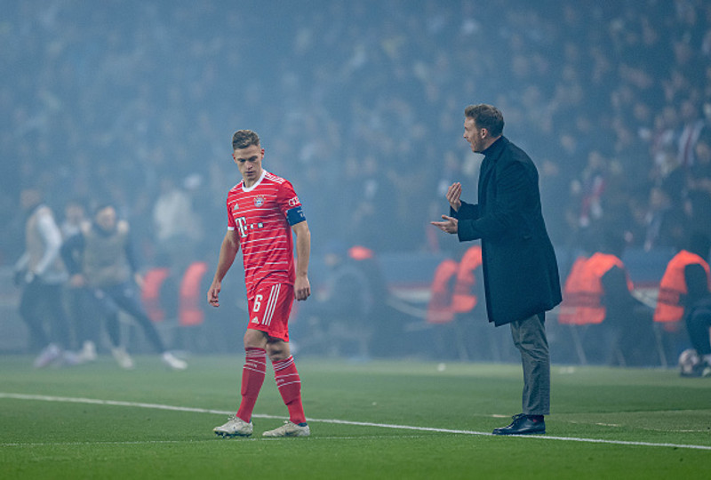 Kimmich og Nagelsmann fara yfir málin.