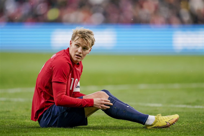 Ödegaard kláraði leikinn og virðist ekki hafa meiðst við tæklinguna.