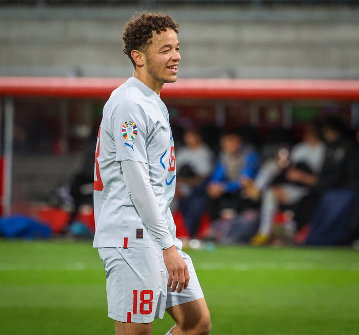 Mikael er fyrrum leikmaður Midtjylland. Hann og hans samherjar gerðu Midtjylland mikinn greiða á sunnudaginn.