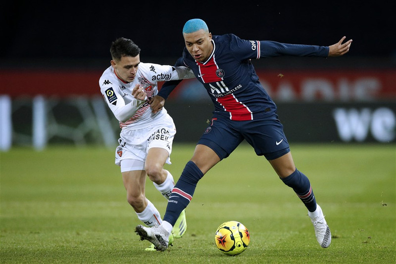 Le Fée í leik gegn Kylian Mbappe og félögum í PSG.