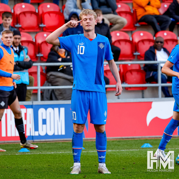 Marki fagnað með U19 landsliðinu í milliriðlinum á Englandi.