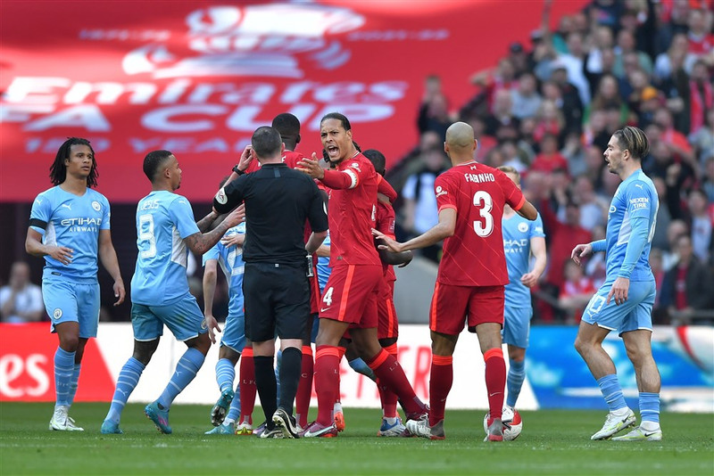 England í dag - Risa toppbaráttuslagur á Anfield