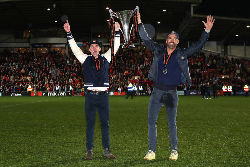 Rob McElhenney og Ryan Reynolds eigendur Wrexham fagna sigrinum um helgina.