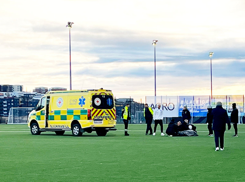 Leikurinn var stoppaður í um hálftíma á meðan var hlúð að Henríettu.