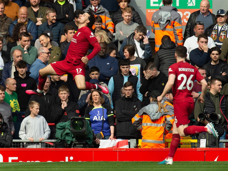 <b>Miðjumaður: Curtis Jones (Liverpool)</b> - Fór illa með Leicester sem berst fyrir lífi sínu í deildinni. Jones skoraði tvívegis í 3-0 sigri Liverpool.