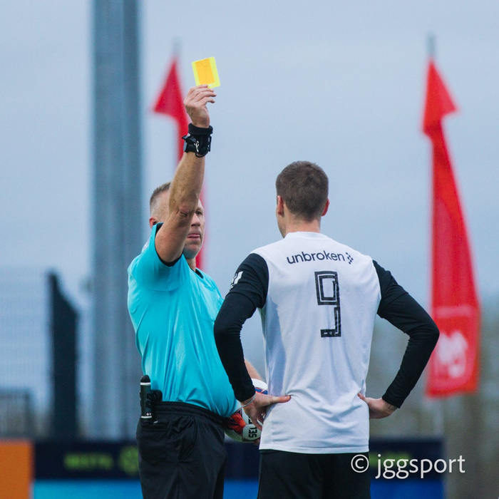 Pétur Guðmundsson gefur Kjartani spjald.