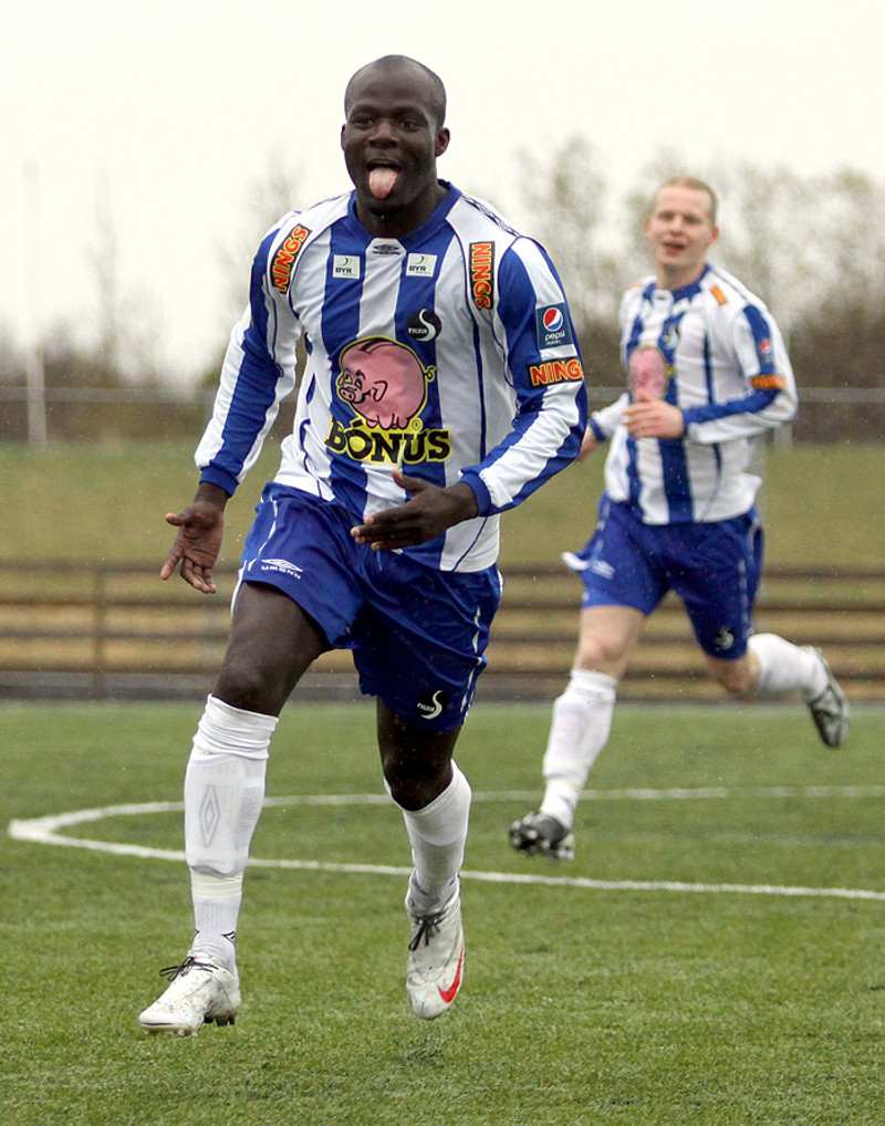 Fagnar marki með Fylki 2010.