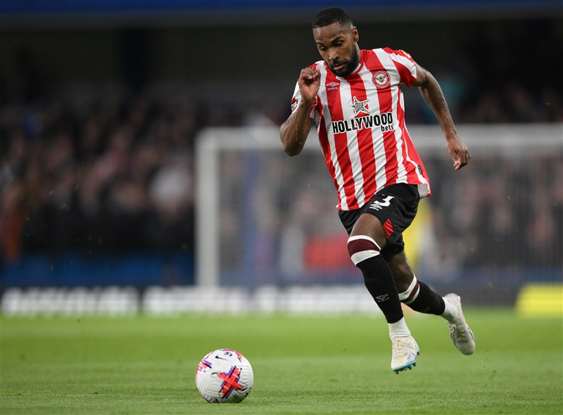 <b>Varnarmaður: Rico Henry (Brentford)</b> - Mark Bryan Mbeumo kom upp úr innkasti frá Henry.
