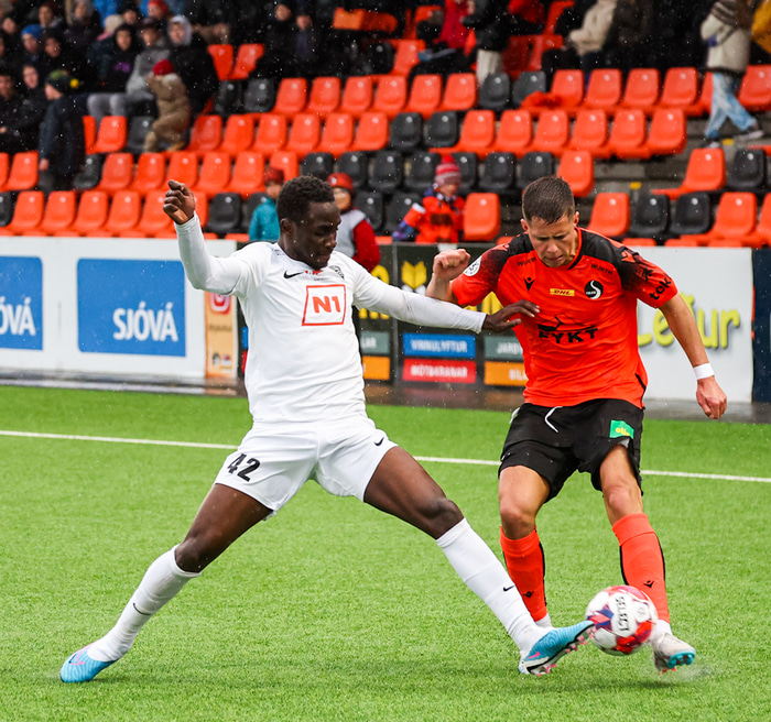 Óskar í baráttunni í leiknum í kvöld.