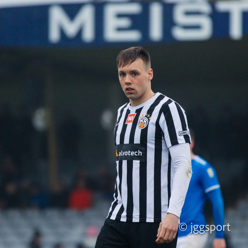 <b>2. Finnur Tómas Pálmason (KR)</b> - Geggjaður í leiknum, steig ekki feilspor og er að finna sig svo sannarlega vel í nýja leikkerfinu. Finnur er frábær varnarmaður sem er að koma aftur upp eftir öldudal.