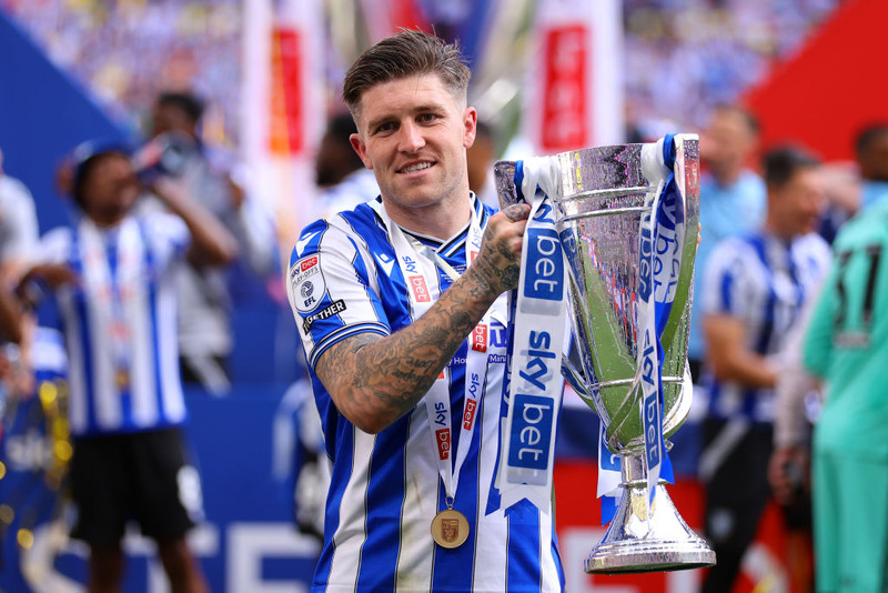 Josh Windass með bikarinn