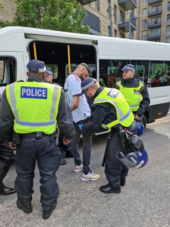 Stuðningsmaðurinn í járnum eftir leikinn