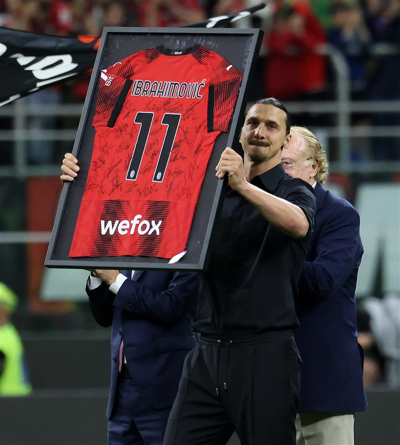 Zlatan mættur aftur á æfingasvæðið hjá AC Milan