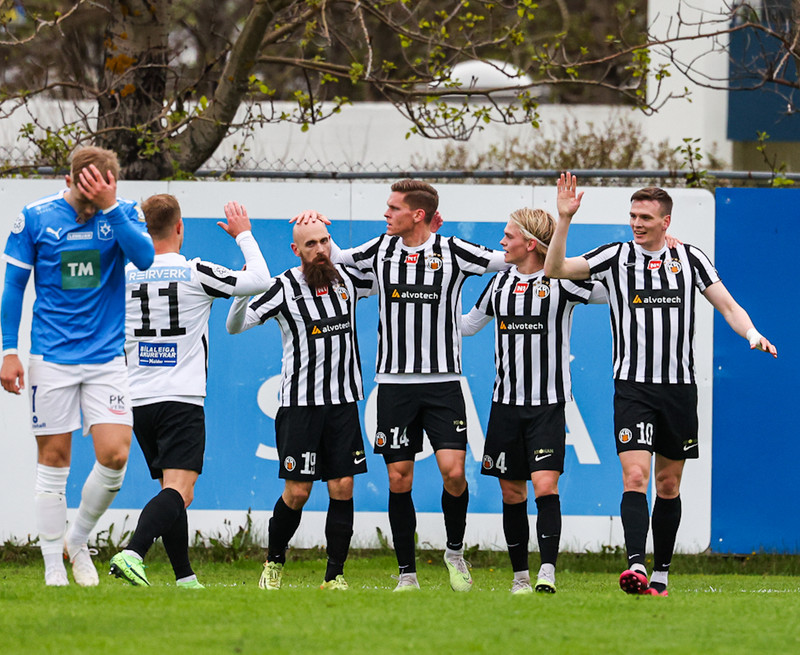 Ægir fyrir miðju.