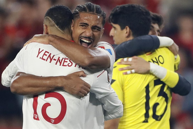 Badé og Youssef En-Nesyri fögnuðu sigri gegn Juventus í undanúrslitum Evrópudeildarinnar innilega.