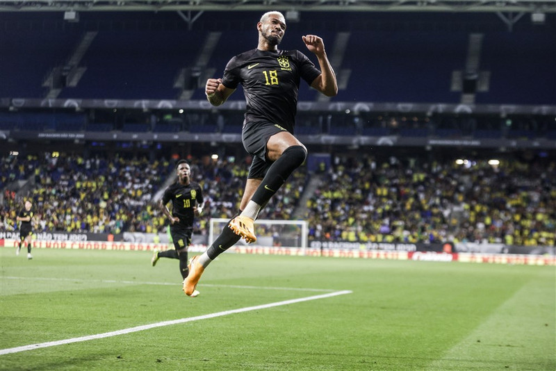 <b>Miðjumaður: Joelinton (Newcastle)</b> - Það vill gleymast að þessi stóri og stæðilegi leikmaður kom upphaflega sem sóknarmaður. Er að verða betri og betri sem miðjumaður og skoraði gegn Forest.