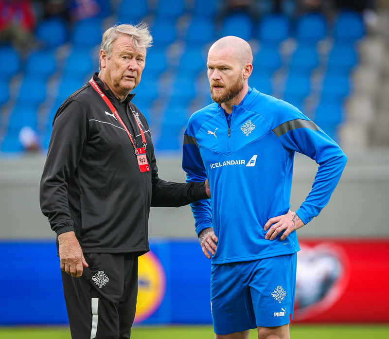 Åge og Aron Einar ræða saman.