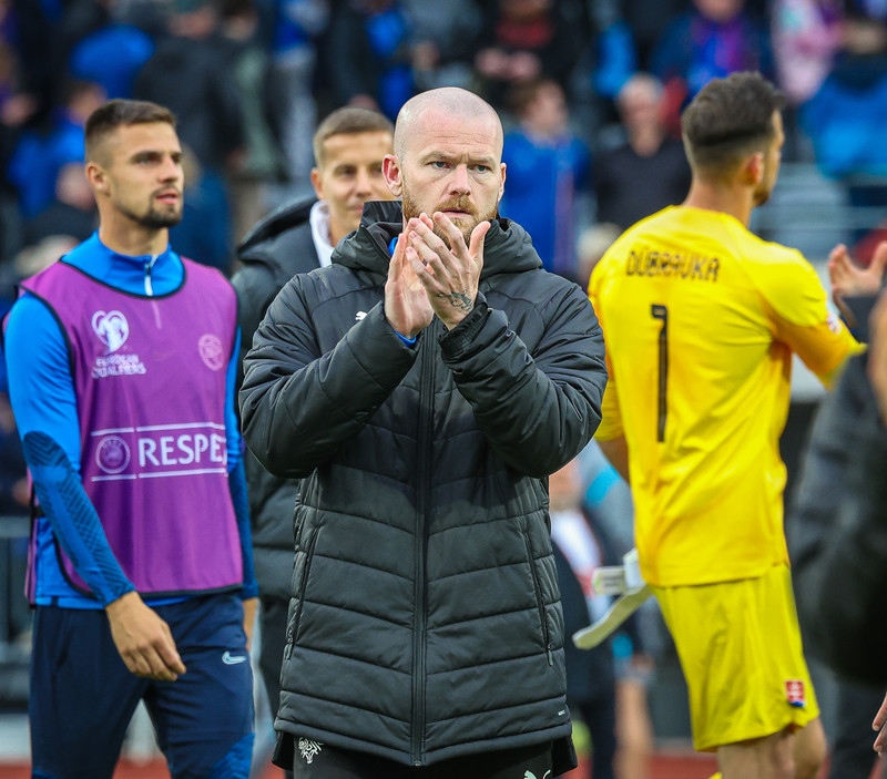 Aron Einar í hópnum.